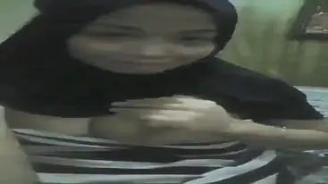 Istri Solehah Berjilbab Hitam dan Sisi yang Tidak Ada Tetangga yang Pernah Tahu